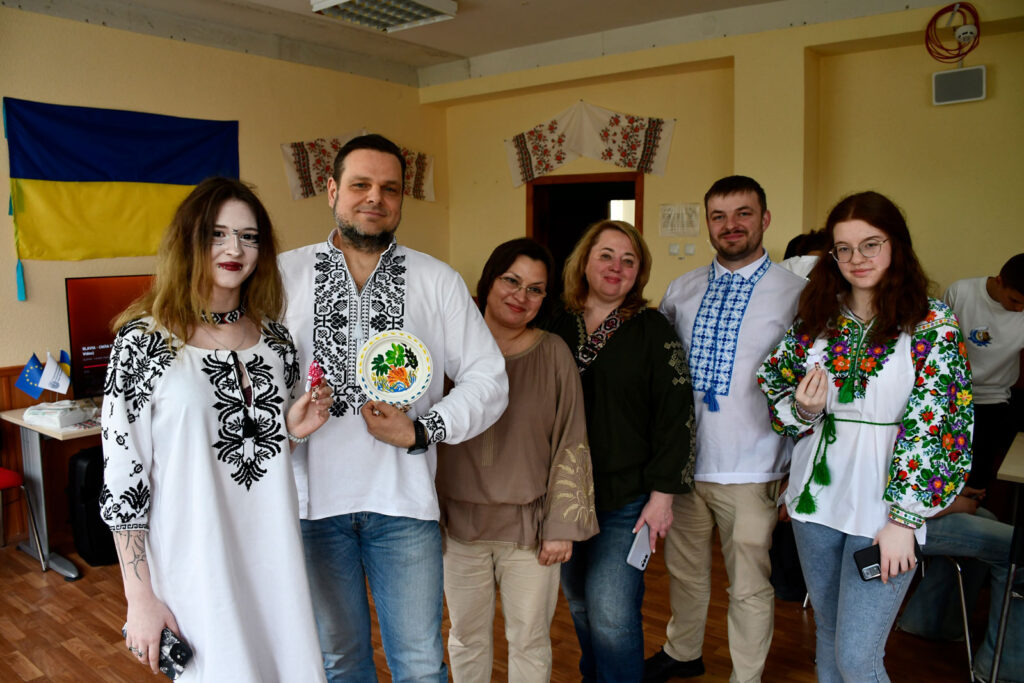 Вишиванка як символ єдності: університетська родина разом
